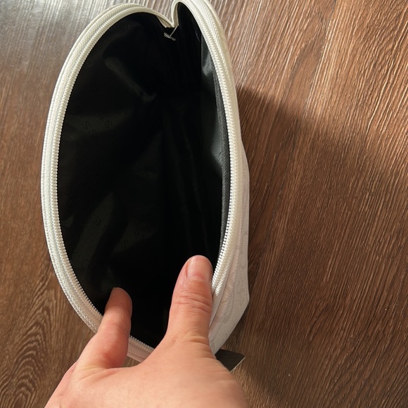 Guess makeup bag white colour with tag brand new - Picture 3 of 6